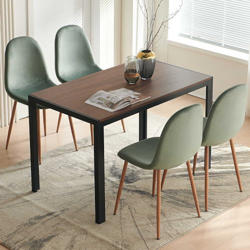 4-Piece Green Velvet Dining Chair Set for Modern Spaces